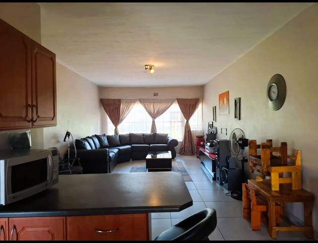 3 BEDROOM FLAT FOR SALE IN THREE RIVERS PROPER